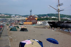 開陽丸がある海岸にテントを張る人も