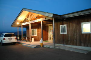 管理棟内にシャワーや身障者用トイレがある